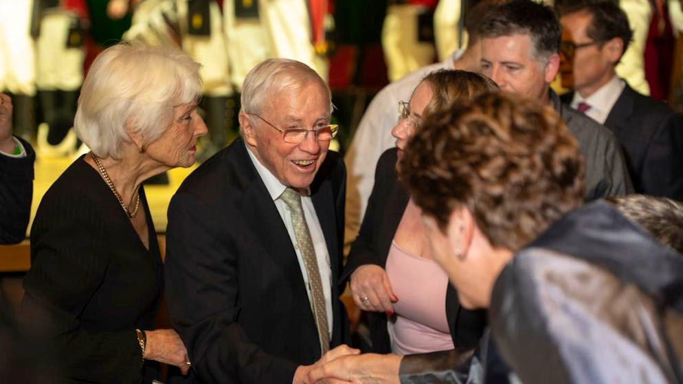 Guy Parmelin sieht Schweiz «fast nonstop im Krisenmodus» - Gallery. Hält zwar keine Rede mehr, steht im Albisgüetli aber dennoch im Mittelpunkt: alt Bundesrat Christoph Blocher begrüsst die Zürcher Bildungsdirektorin Silvia Steiner (Mitte).