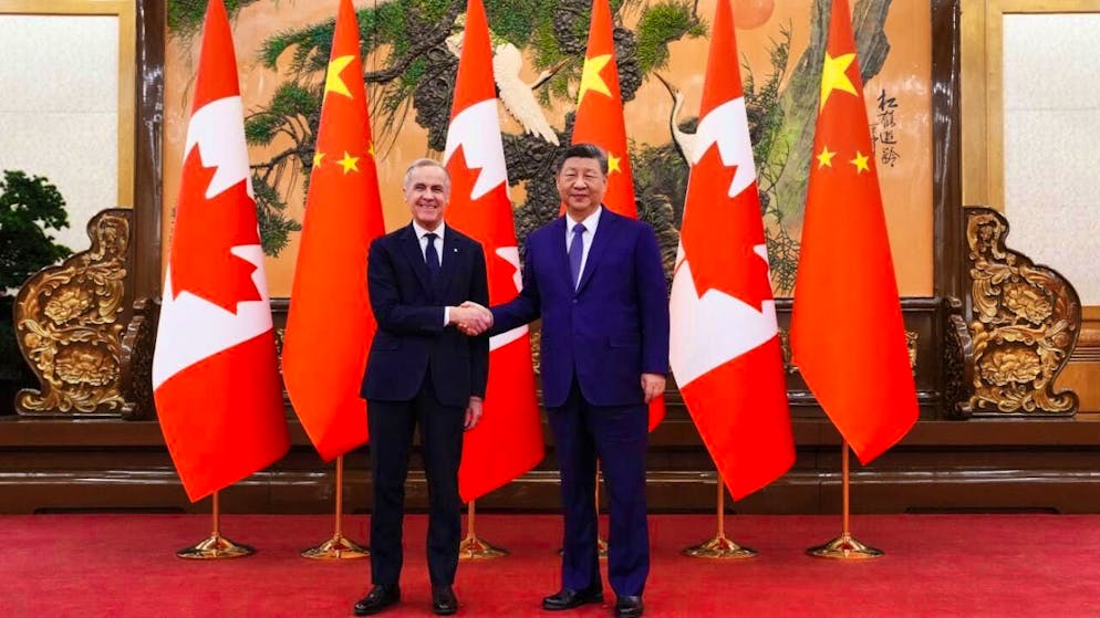dpatopbilder - Canadian Prime Minister Mark Carney (l) meets with Chinese President Xi Jinping at the Great Hall of the People in Beijing. Photo: Sean Kilpatrick/The Canadian Press/dpa
