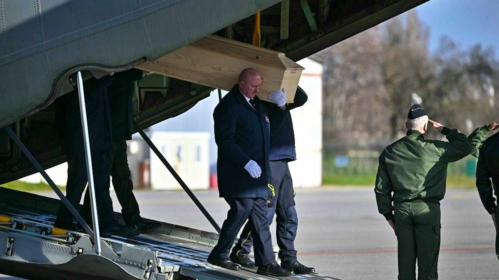 A victim of the fire disaster in Crans-Montana arrives in Milan. (January 5, 2026)