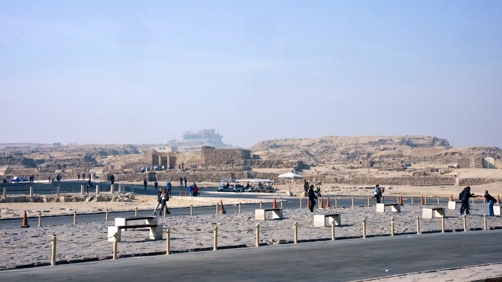 Pyramiden. In der Ferne sieht man eines der beiden Restaurants, die der Unternehmer Samih Sawiris auf dem Gizeh-Plateau in unmittelbarer Nähe der Pyramiden errichten liess.