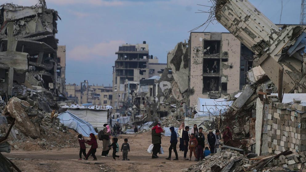 Palästinenser zwischen Gebäuden in Gaza-Stadt, die bei israelischen Angriffen zerstört wurden. (14. Januar 2026)