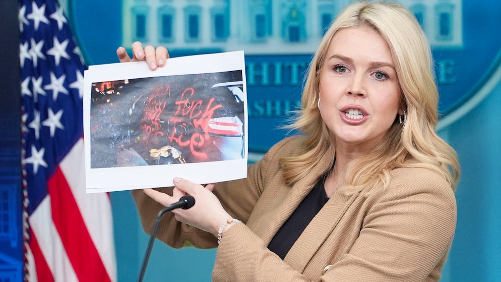 «Honte aux gens comme vous». La porte-parole de Donald Trump pète les plombs devant les caméras !