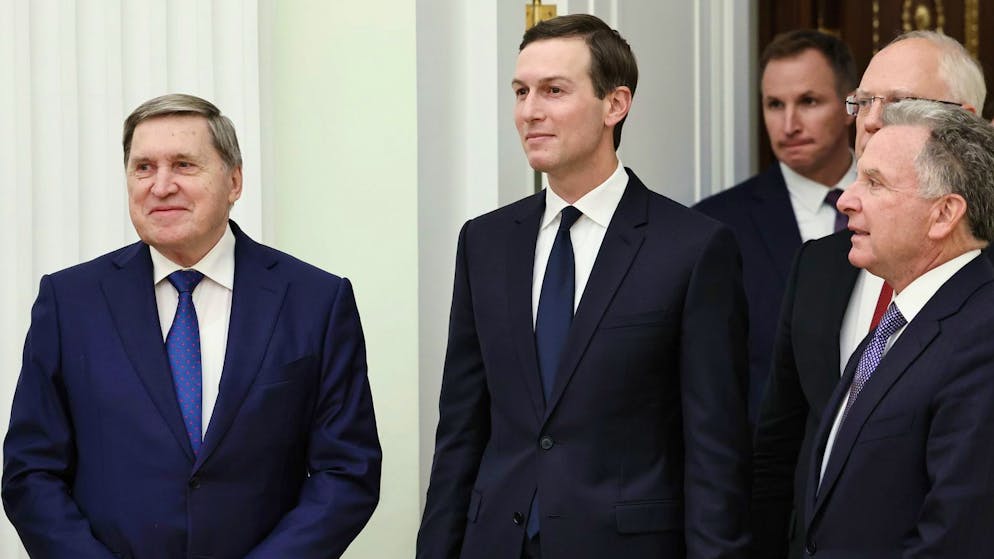 Zwischen diesen Diplomaten , die sich am 2. Dezember 2025 in Moskau treffen, liegen Welten: Links steht Juri Uschakow. Der Russe ist seit 14 Jahren aussenpolitischer Berater, war Botschafter in den USA, arbeitet seit 40 Jahren für das Aussenministerium und hält den höchsten zivilen Dienstgrad Wirklicher Staatsrat 1. Klasse. Für die USA verhandeln Trumps Schwiegersohn Jared Kushner (Mitte) und der Sondergesandte Steve Witkoff, ein Immobilien-Magnat (rechts).