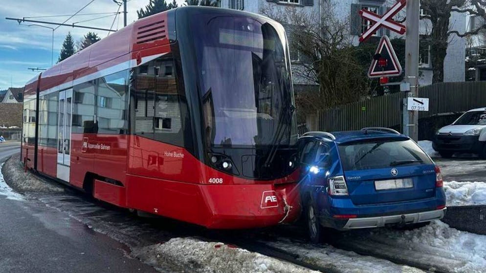 A Speicher. Collisione tra treno e auto nel canton Argovia, la conducente è illesa