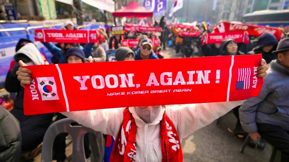 dpatopbilder - Supporters of former South Korean President Yoon Suk Yeol hold signs in front of the Seoul Central District Court in Seoul, South Korea. Photo: Lee Jin-man/AP/dpa