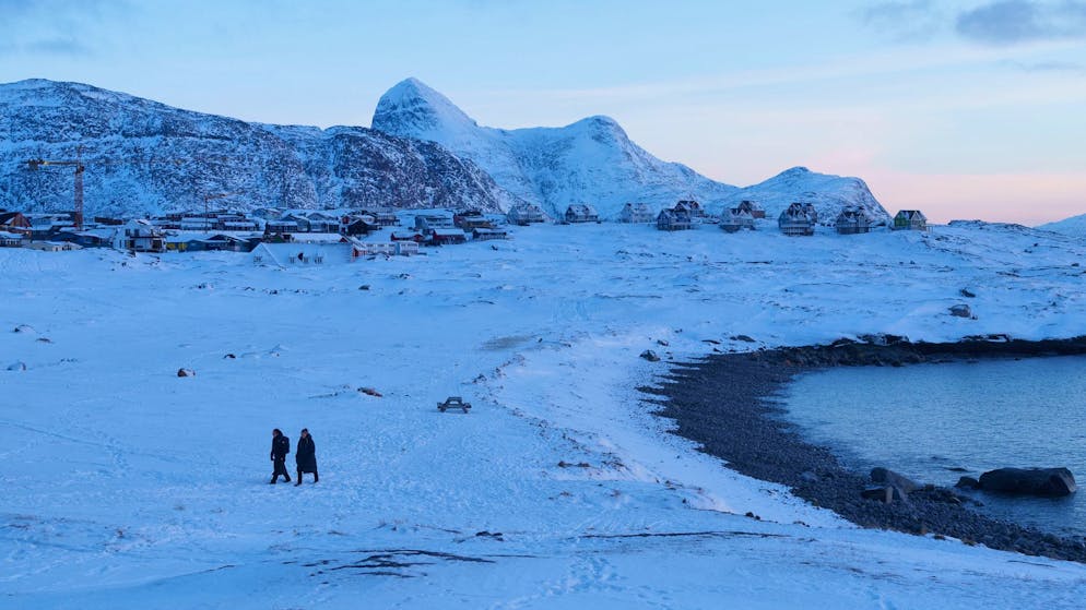 Strandspaziergang am Strand der grönländischen Hauptstadt Nuuk. (15. Januar 2026)