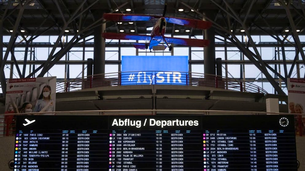 ARCHIV - Eine Tafel in Terminal 1 des Flughafen Stuttgart zeigt gestrichene Flüge an. Foto: Marijan Murat/dpa