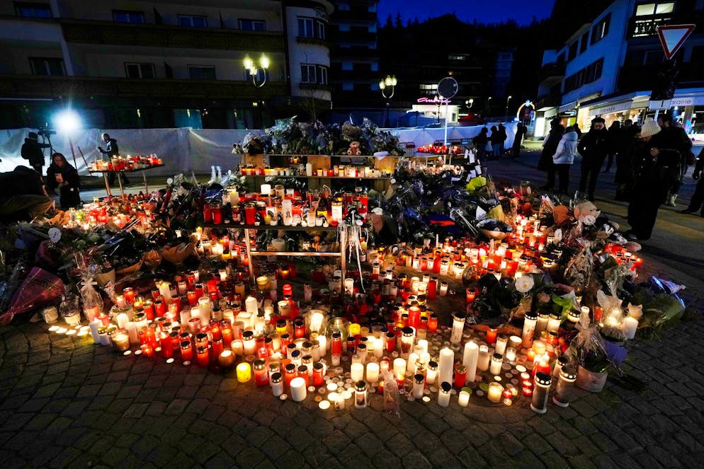 Nach der Brandkatastrophe von Crans-Montana in der Silvesternacht zündeten zahlreiche Menschen Kerzen als Zeichen der Trauer an.