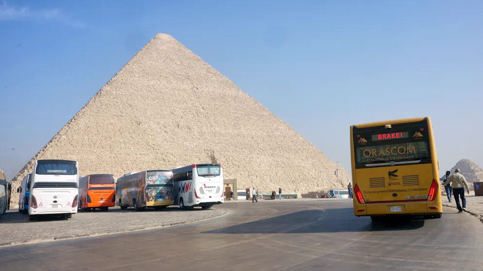 Pyramiden. Auch auf den Bussen wird sichtbar, wer das Gelände heute betreibt: Der ägyptische Unternehmer Samih Sawiris und seine Firma Orascom. Seine Firma hat das Areal rund um die Pyramiden für 20 Jahre gepachtet und organisiert nun Infrastruktur, Transport und Besucherangebote am Gizeh-Plateau.