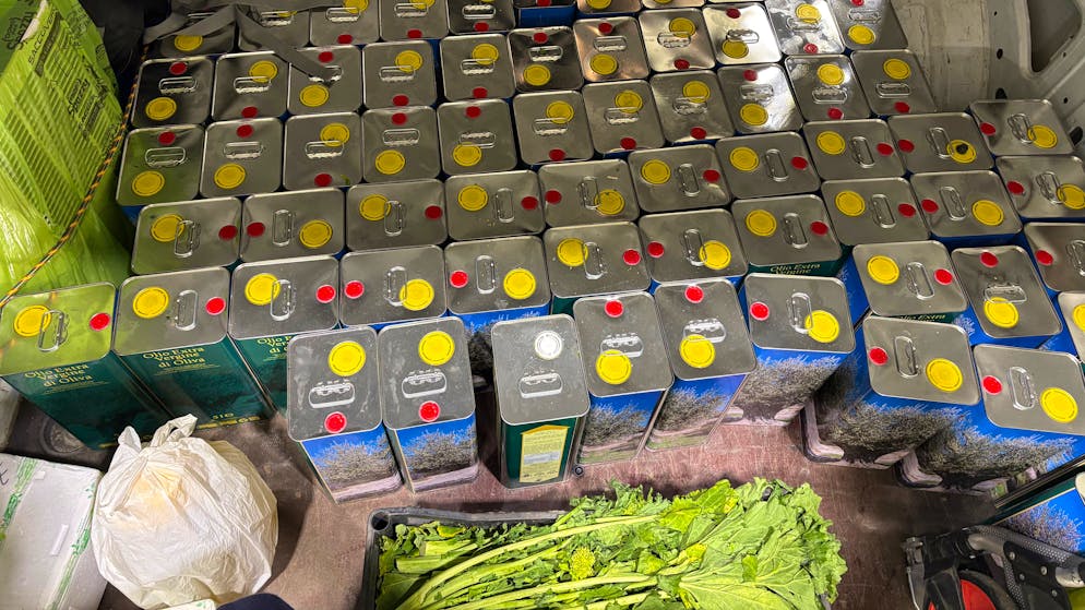 Merce non dichiarata. Fermate due persone a Pazzallo con 550 litri di olio e quasi 23 litri di vino