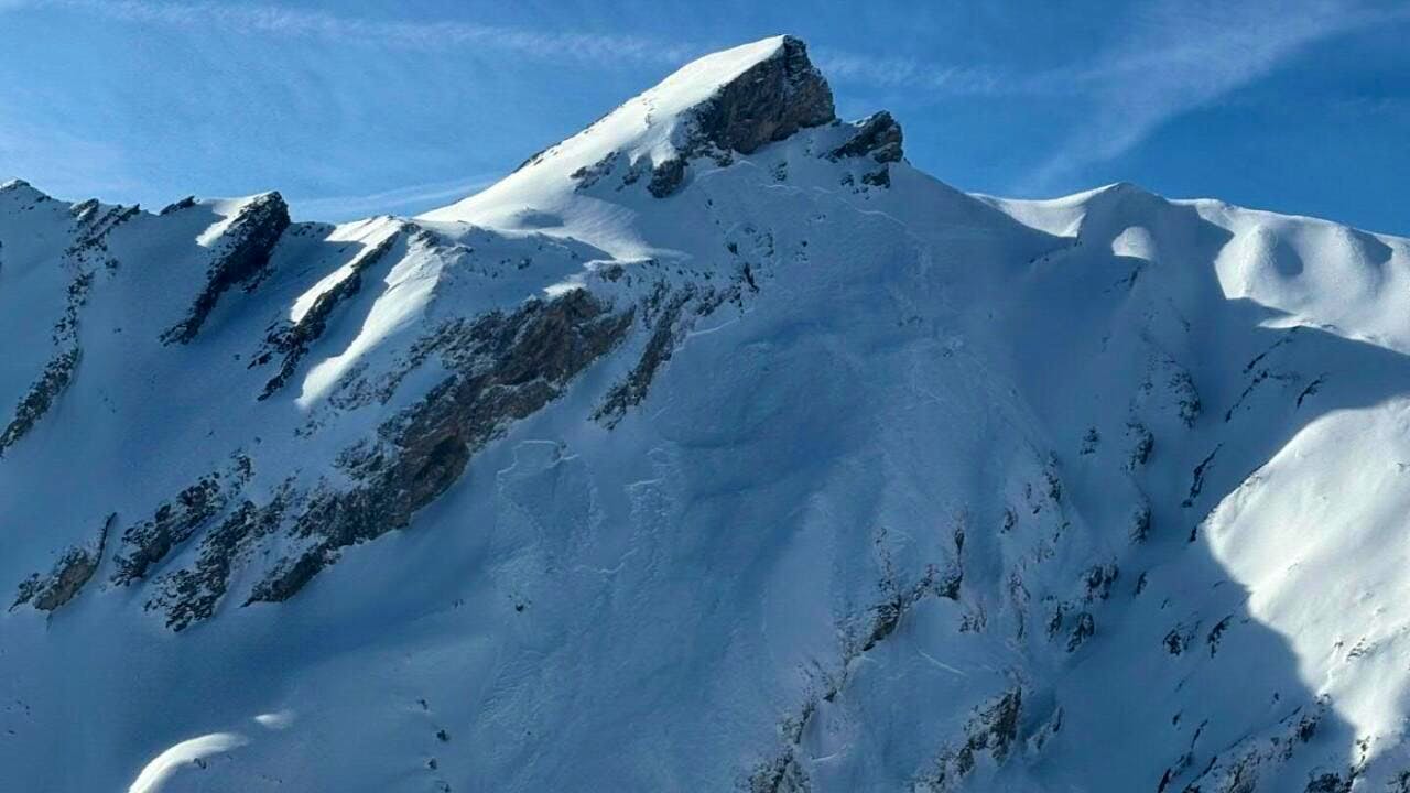 Avalanche/landslide. Avalanche accident in Valais leaves one dead and two injured