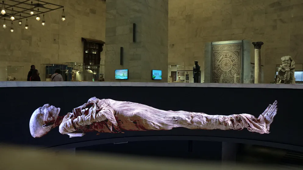 Eine Projektion zeigt die Mumie eines Pharaos im National Museum of Egyptian Civilization in Kairo – modern inszeniert in einer der Ausstellungen des neuen Museums.