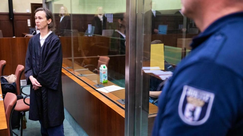 ARCHIV - Der wegen IS-Unterstützung angeklagte Mann (M) sitzt zu Beginn seines Prozesses im Gerichtssaal hinter einer Glasscheibe. Foto: Christophe Gateau/dpa