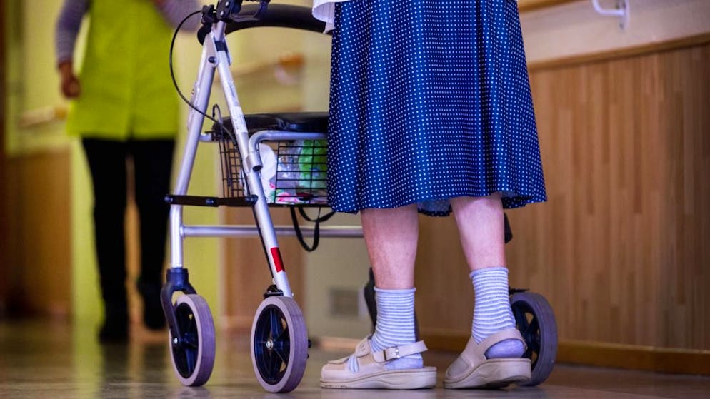 Malgrado la popolazione anziana sia in aumento, diminuiscono i servizi e luoghi d'incontro. Ciò può condurre a un maggiore isolamento e solitudine. (immagine simbolica)