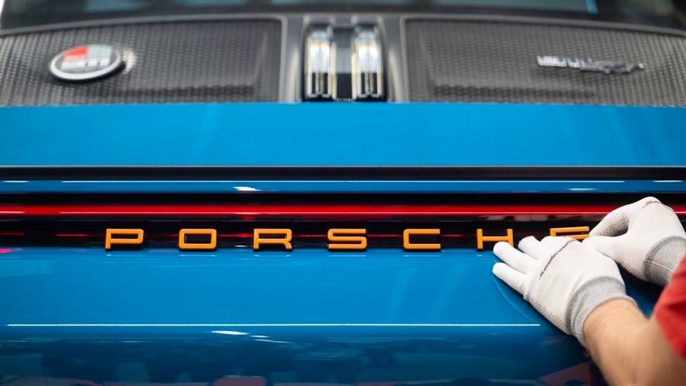 Der Sportwagenbauer Porsche hat im vergangenen Jahr deutlich weniger Autos verkauft. Vor allem in China schrumpfte die Nachfrage weiter.(Archivbild)