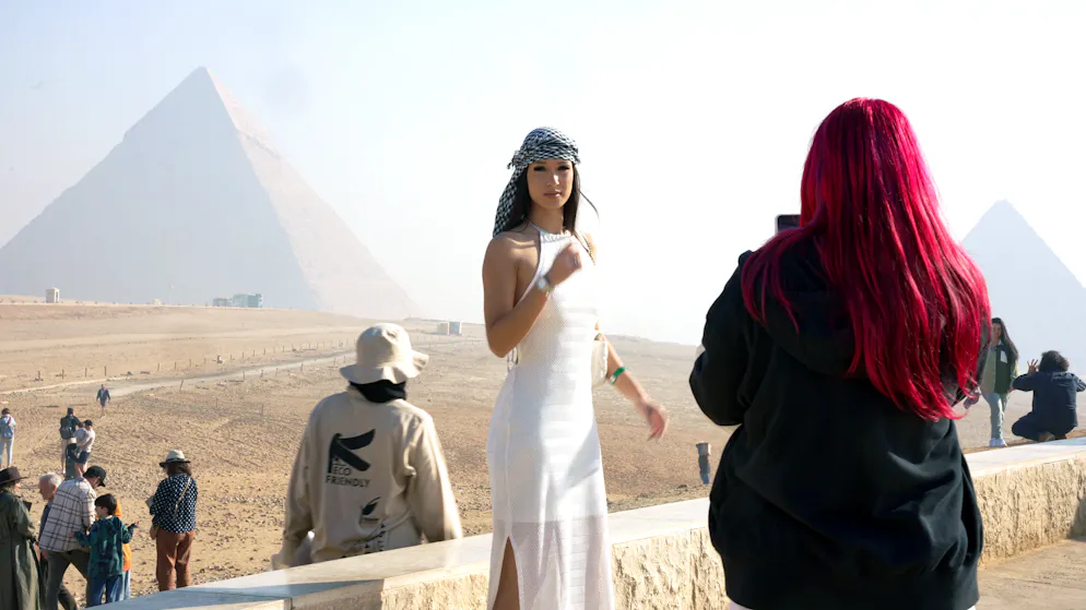 Erster Halt des neuen Hop-on-Hop-off-Bussystems vom Besucherzentrum zu den Pyramiden von Gizeh: Touristinnen posieren mit Blick auf die berühmten Monumente.