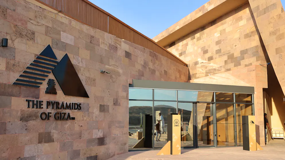 Pyramiden. Das neue Visitor Center: Hier stellst du dir deinen Besuch der Pyramiden ganz individuell zusammen. Wenn du eine der Pyramiden von innen besichtigen möchtest, musst du die entsprechenden Tickets bereits hier kaufen.