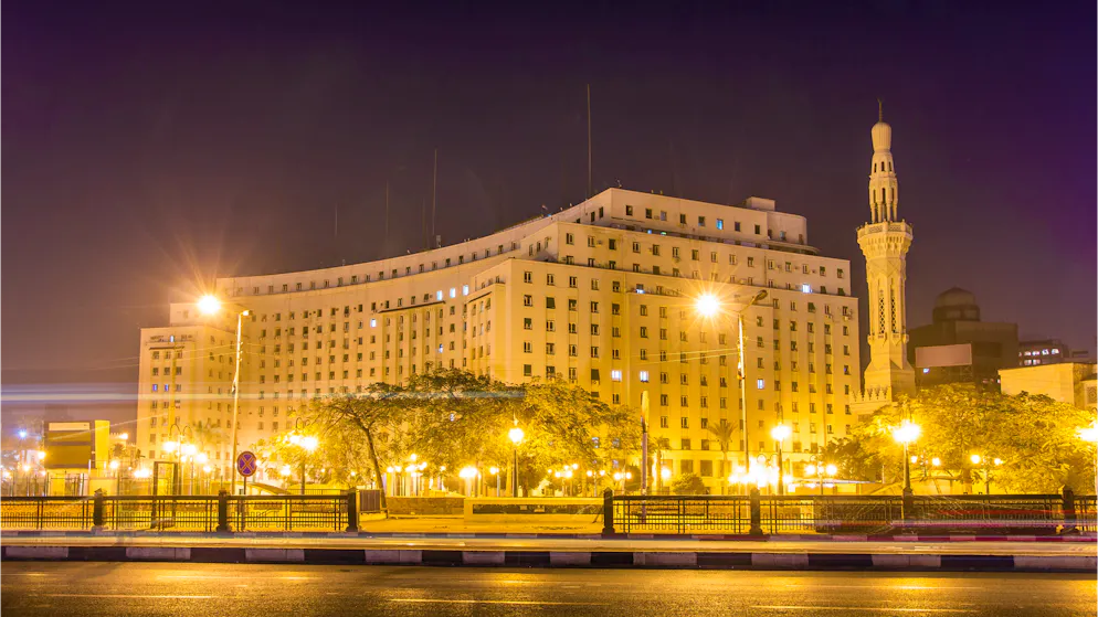 Nachts hell erleuchtet: Das Mogamma am Tahrir-Platz in Kairo. Das monumentale Verwaltungsgebäude aus den 1950er-Jahren prägt bis heute das Bild des zentralen Platzes.