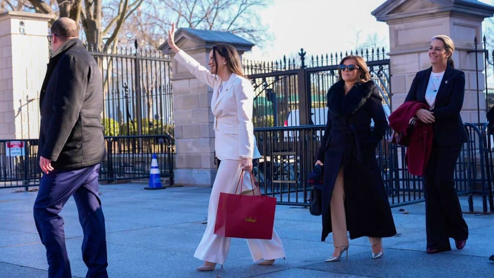 dpatopbilder - Die venezolanische Oppositionsf ̧hrerin MarÌa Corina Machado winkt Anh‰ngern zu, als sie das Weifle Haus verl‰sst. Foto: Pablo Martinez Monsivais/AP/dpa