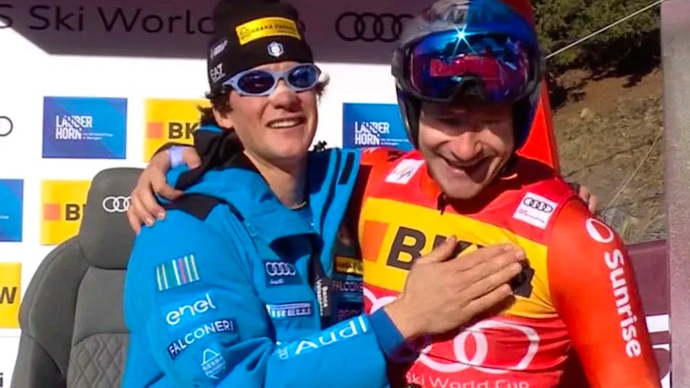 Marco Odermatt gratuliert Franzoni in der Leaderbox zu dessen Traumfahrt.