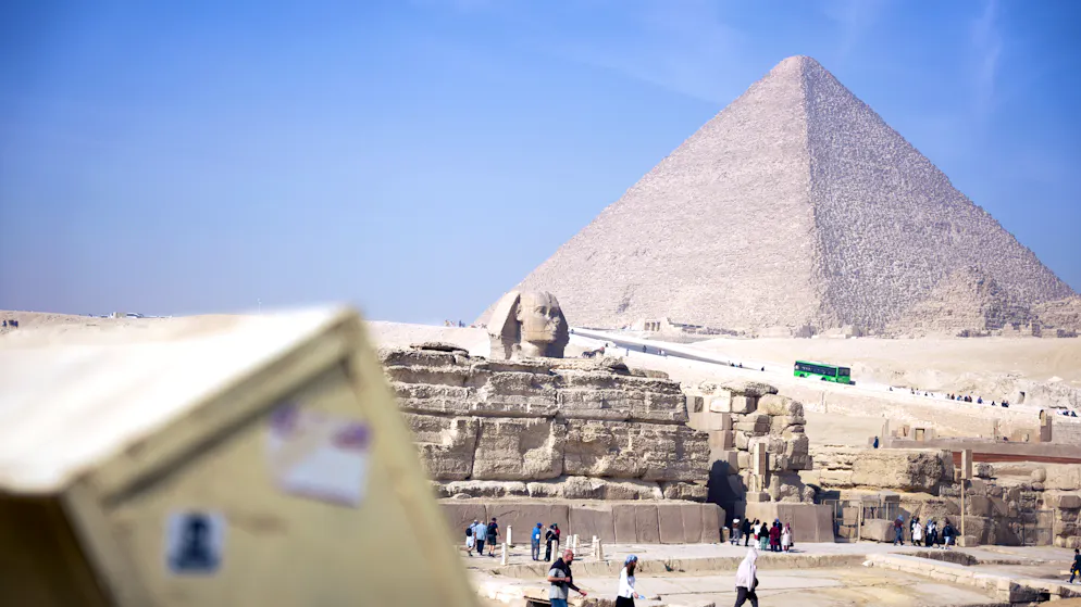 Pyramiden. Vom alten Eingang auf der Gizeh-Seite führt der Weg zunächst zur Sphinx – und von dort weiter hinauf auf das Plateau mit den Pyramiden von Gizeh. Der Weg ist überraschend kurz, sodass man die wichtigsten Monumente auch problemlos zu Fuss erreicht – ganz ohne Shuttlebus.
