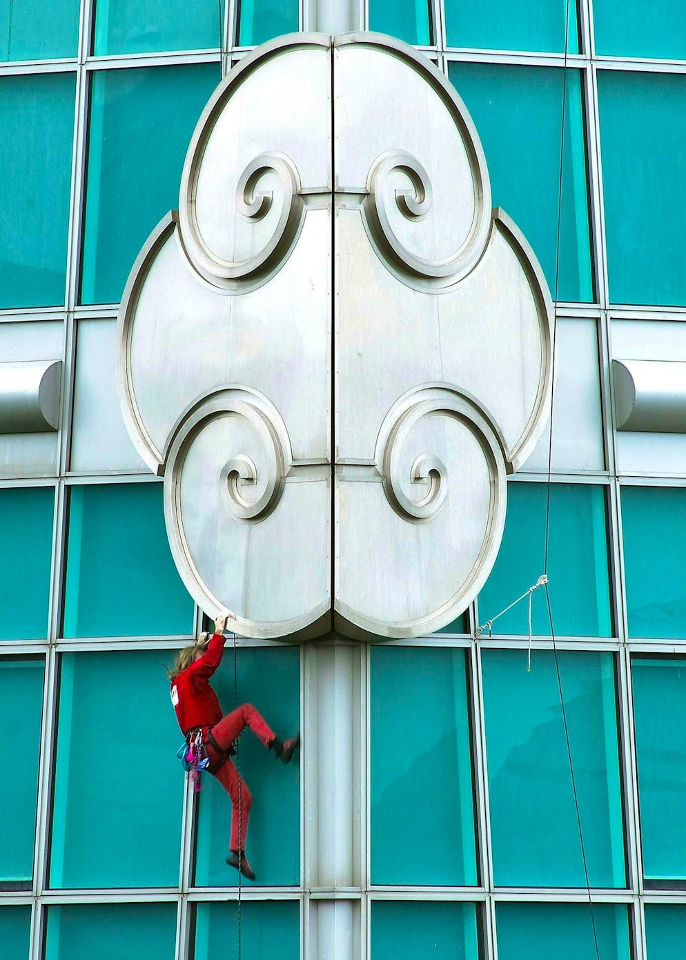 Alain Robert climbed Taipei 101 in 2004 and was secured due to rain.