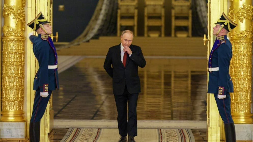 Wladimir Putin, Präsident von Russland, betritt den Alexandersaal des Großen Kremlpalastes. Foto: Ramil Sitdikov/Pool Reuters/AP/dpa