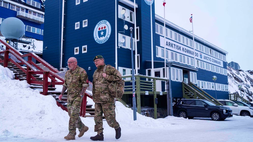 Grönlands Politik: Wollen keine Amerikaner sein - Gallery. Dänische Soldaten vor dem Joint Arctic Command Center in Nuuk. ( 16. Januar 2026)