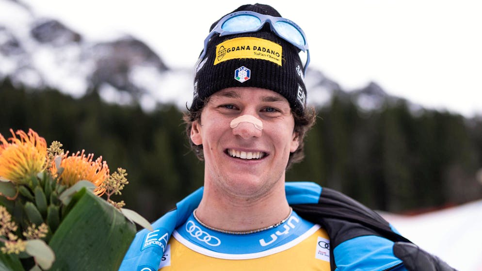 Franzoni posiert nach seinem Wengen-Sieg – noch immer mit Nasenpflaster.