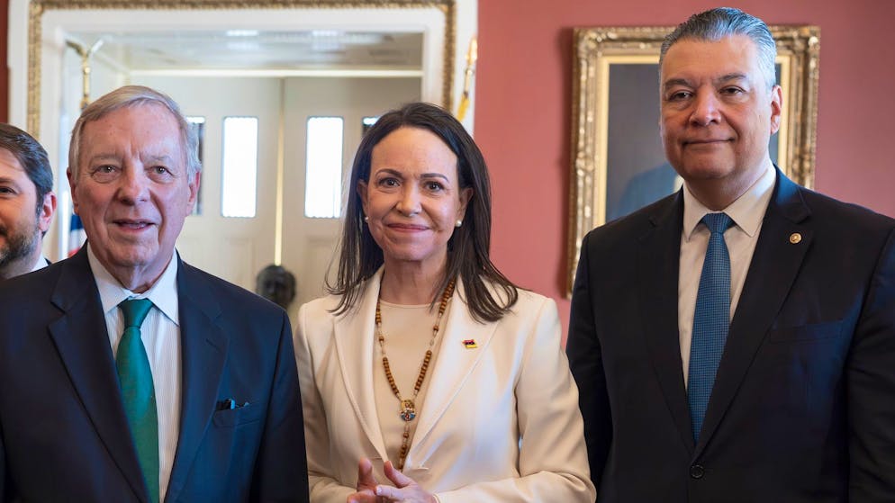 Die venezolanische Oppositionsführerin María Corina Machado (M.) wird von den demokratischen Senatoren Dick Durbin (l.) und Ruben Gallego (r.) im Kapitol in Washington empfangen. (15. Januar 2026)