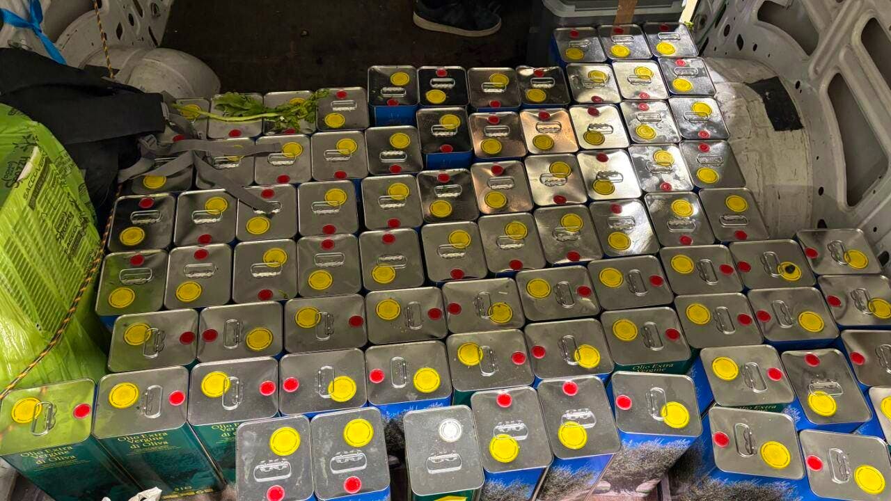 Zoll. Lieferwagen mit halber Tonne Olivenöl an Grenze angehalten
