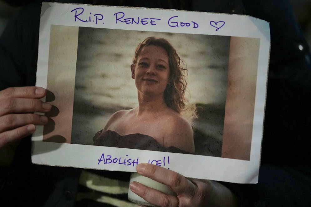 Les ambulanciers ont trouvé Renee Good inconsciente dans sa voiture, du sang sur le visage et le torse. Elle ne respirait pas et son pouls était «incohérent» et «irrégulier», selon le rapport cité par le quotidien local.