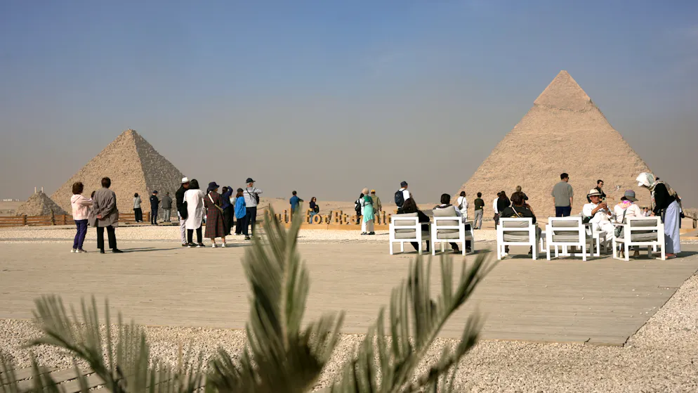 Pyramiden. Samih Sawiris’ zweiter Wurf: die 9 Pyramids Lounge. Von hier aus bietet sich ein spektakulärer Blick auf die Pyramiden, die sich von links nach rechts fast wie auf einer Perlenkette vor der Wüstenkulisse aufreihen.