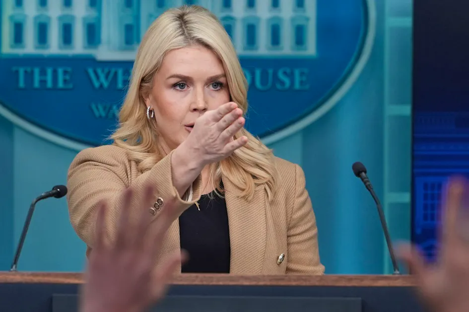 Trumps Sprecherin startet vor laufenden Kameras Hass-Tirade