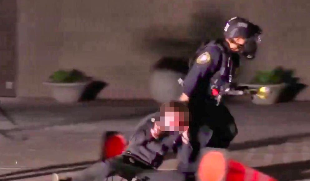 L'agent de l'ICE traîne Kaden Rummler après avoir tiré à bout portant sur le visage du jeune homme de 21 ans. Le cas est documenté, mais comme les vidéos sont difficilement supportables, nous ne les mettons pas en lien ici.