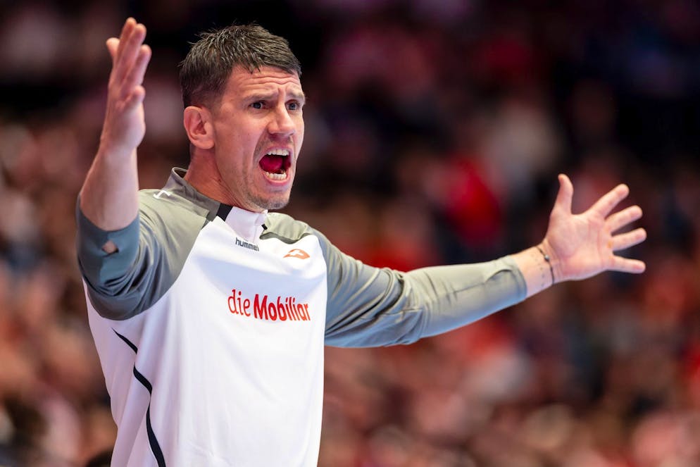 Trainer Andy Schmid fiebert an der Seitenlinie mit.