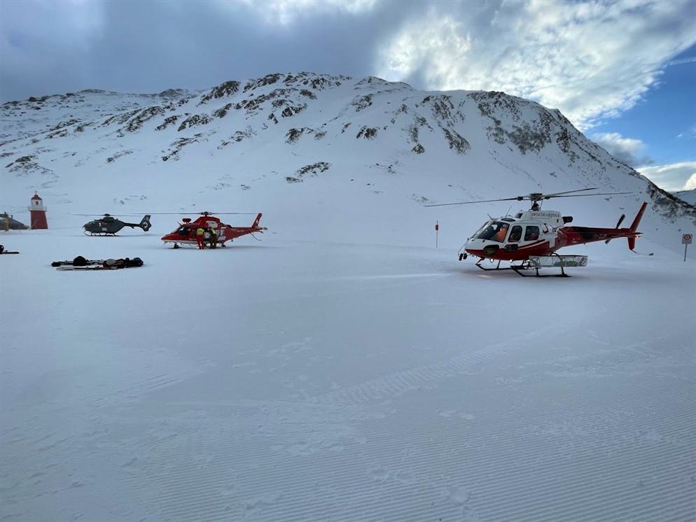 Helikopter brachten Rettungskräfte und Lawinensuchhunde ins Einsatzgebiet.