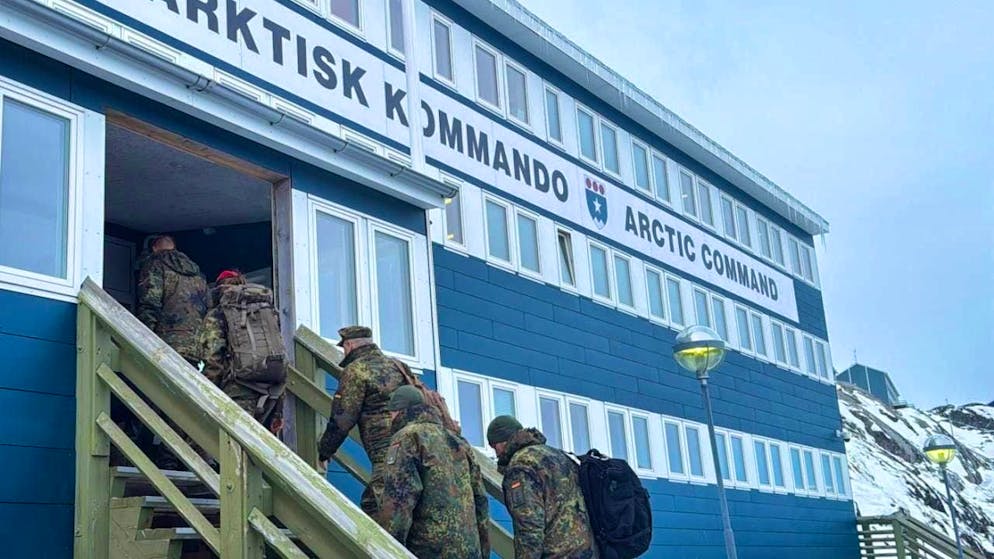 dpatopbilder - Bundeswehr soldiers enter the Arctic Command in Nuuk. In the early evening, a Bundeswehr reconnaissance team arrived on the island for possible military exercises in Greenland. Photo: Julia Wäschenbach/dpa