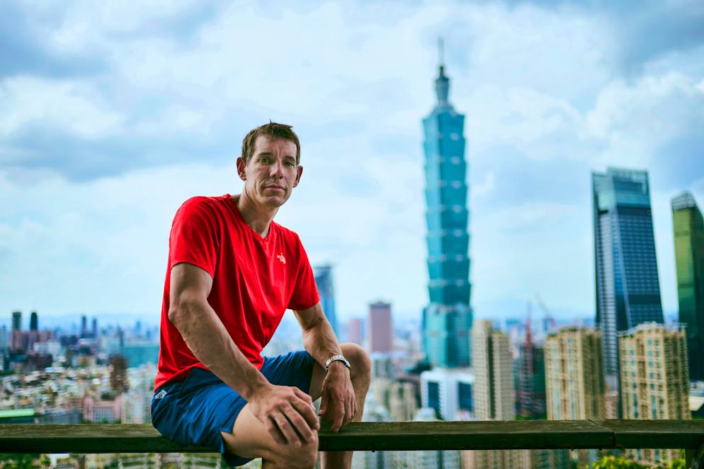 Alex Honnold à Taipei, Taïwan. En arrière-plan, la tour qu'il escaladera le 23 janvier.