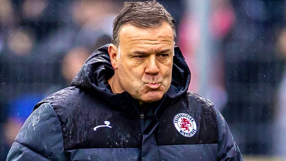 Coach criticizes own club. Frame: 