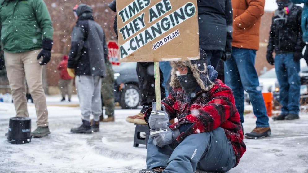 Giornata di proteste a Minneapolis, in Minnesota.