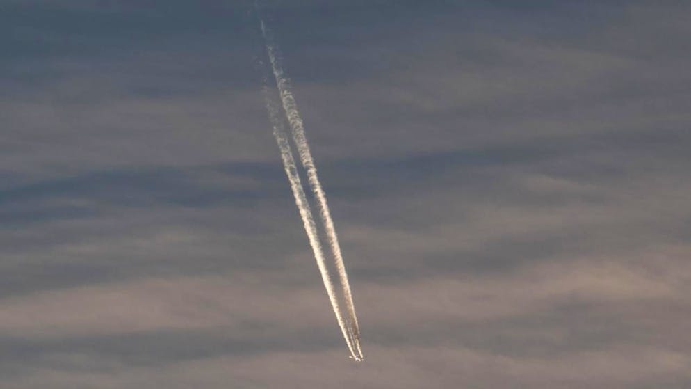 ARCHIV - Ein Flugzeug zieht Kondensstreifen hinter sich über den Himmel. In Indonesien wird ein Flugzeug vermisst. Foto: Federico Gambarini/dpa