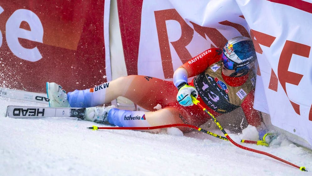 Franjo von Allmen falls in the finish area in Wengen and crashes into the boards.