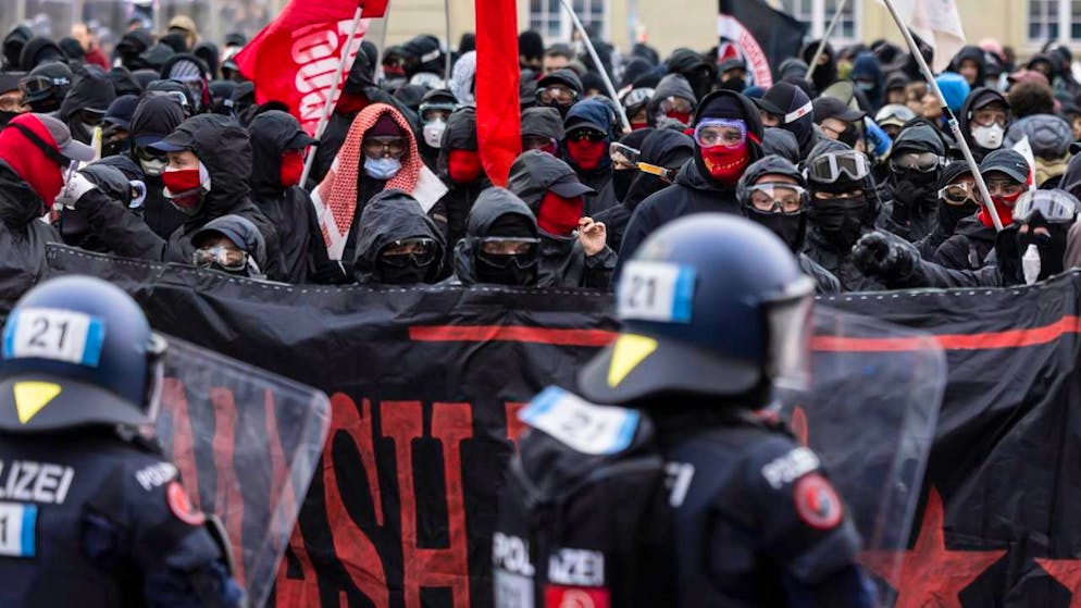 Tensione nella capitale. Protesta anti-WEF a Berna, la polizia dispiega un grosso contingente