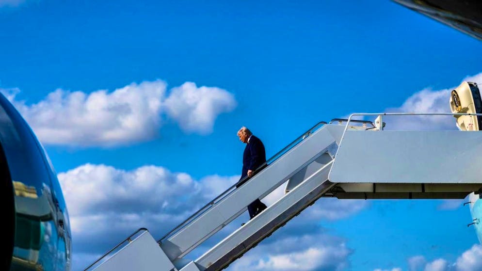 dpatopbilder - US President Donald Trump gets off Air Force One. Photo: Julia Demaree Nikhinson/AP/dpa