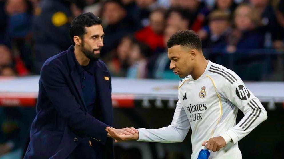 High-five between top scorer Kylian Mbappé and coach Alvaro Arbeloa
