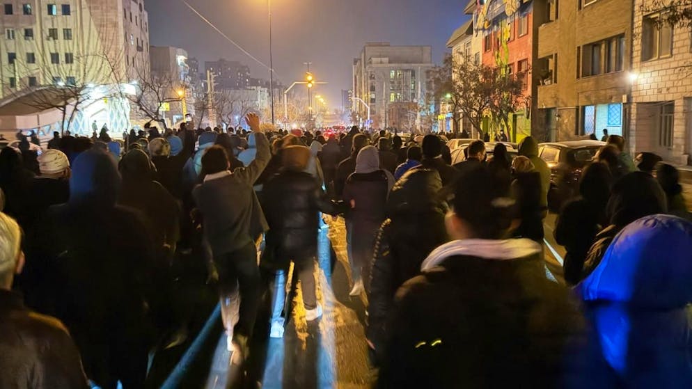 ARCHIV - Dieses am 08. Januar aufgenommene und am 13. Januar via AP zur Verfügung gestellte Foto soll Iraner bei einem Protest gegen die Regierung in Teheran zeigen. Seit mehr als zwei Wochen demonstrieren Iraner gegen die autoritäre Führung ihres Landes. Foto: Uncredited/UGC/AP/dpa - ACHTUNG: Nur zur redaktionellen Verwendung im Zusammenhang mit der aktuellen Berichterstattung und nur mit vollständiger Nennung des vorstehenden Credits