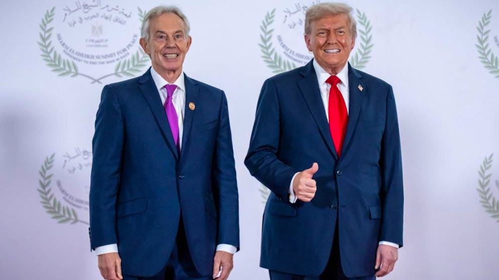 ARCHIV - Tony Blair (l), ehemaliger Premierminister Großbritanniens, nimmt neben US-Präsident Donald Trump am Gaza-Gipfel unter Vorsitz von Ägyptens Präsident Al-Sisi teil. Foto: Michael Kappeler/dpa