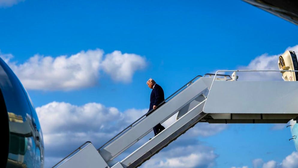 dpatopbilder - US-Präsident Donald Trump steigt aus der Air Force One aus. Foto: Julia Demaree Nikhinson/AP/dpa