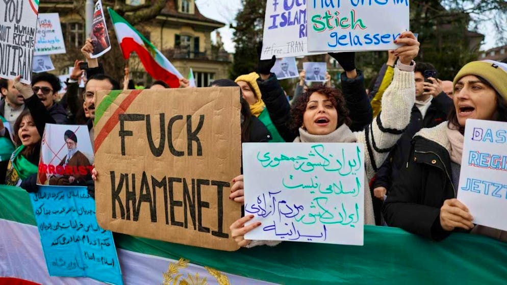 An estimated 200 people demonstrated in front of the Iranian embassy in Bern on Saturday. The authorized demonstration was accompanied by a large police contingent.